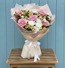 Букет цветов из:  Гвоздики, Орхидеи и Розы в Москаленках