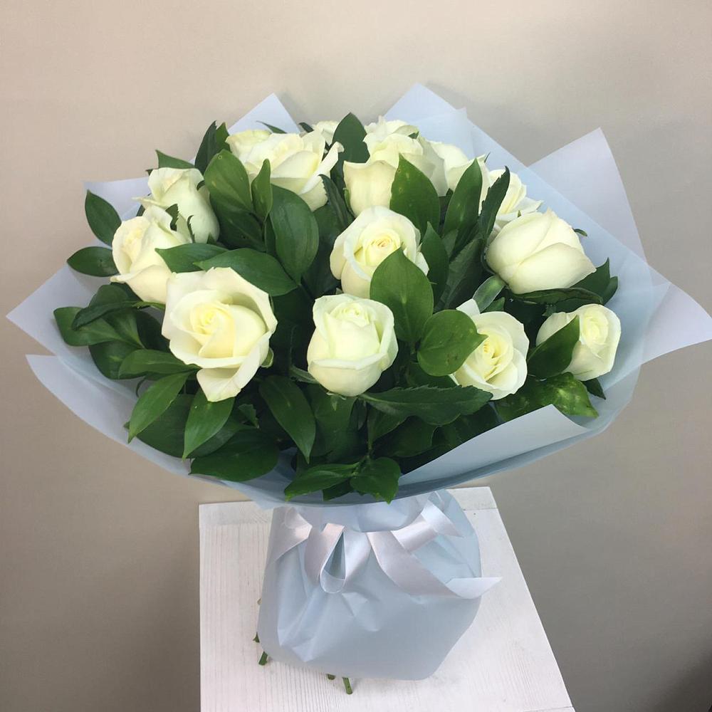Букет 15 Белых роз Проуд в Москаленках