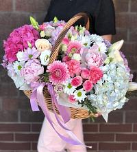 Цветочная композиция из Розы, Хризантемы, Пионы и Лизиантусы в корзине в Москаленках