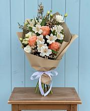 Букет цветов из:  Альстромерии, Лизиантусы, Розы и Хризантемы в Москаленках