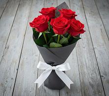 Букет 5 Красных роз Эдлесс Лав в Москаленках