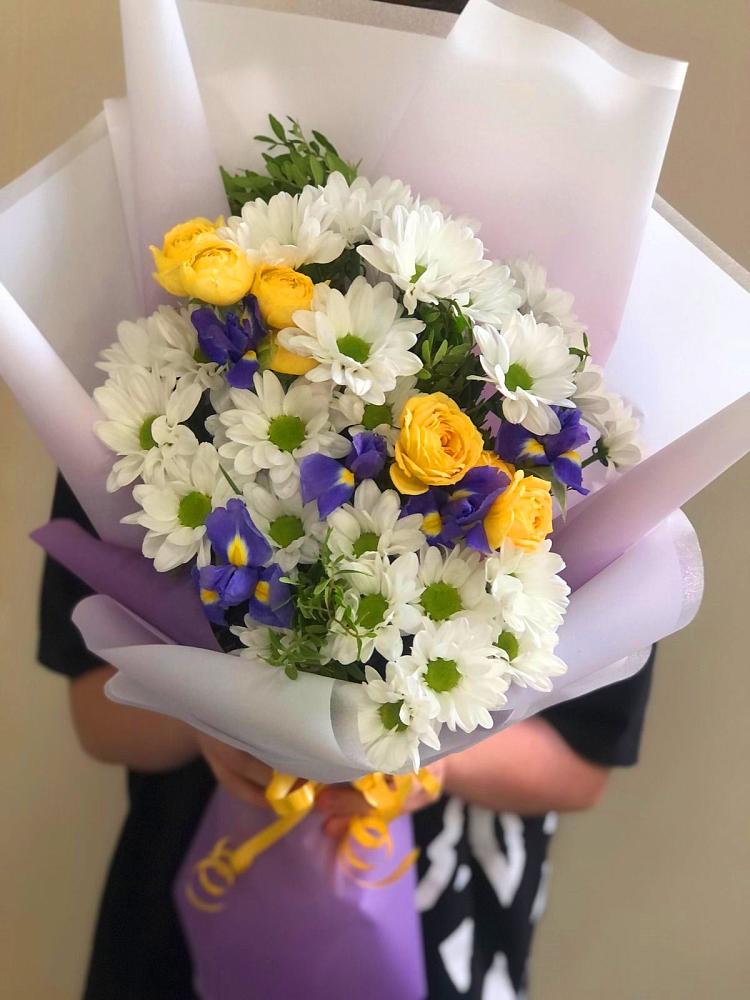 Букет цветов из: Ирисы, Хризантемы и Розы в Москаленках