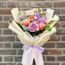 Букет цветов из:  Лизиантусы и Розы в Москаленках