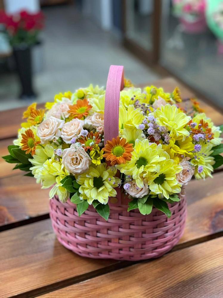 Цветочная композиция из Хризантемы и Розы в корзине в Москаленках