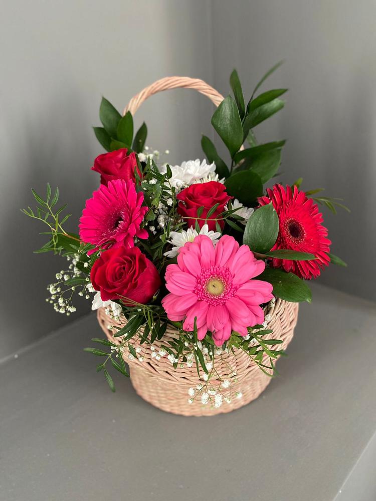 Цветочная композиция из Розы, Хризантемы и Герберы в корзине в Москаленках