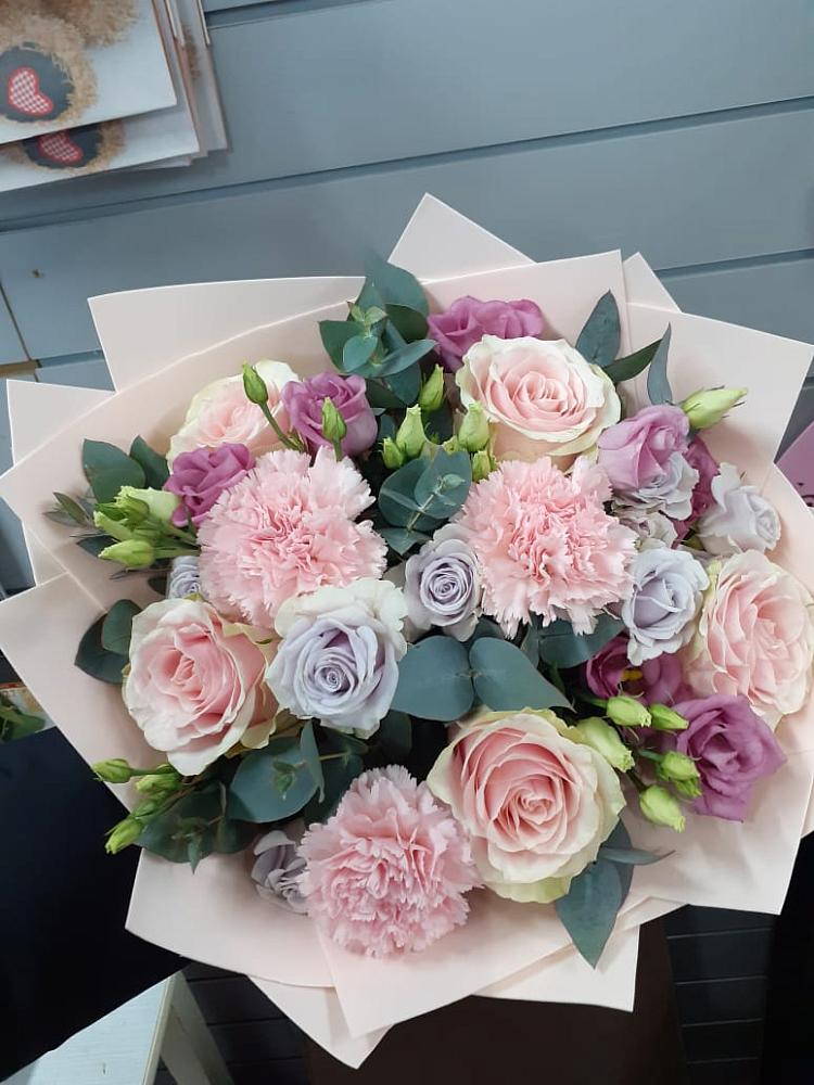 Букет цветов из: Розы, Гвоздики и Лизиантусы в Москаленках