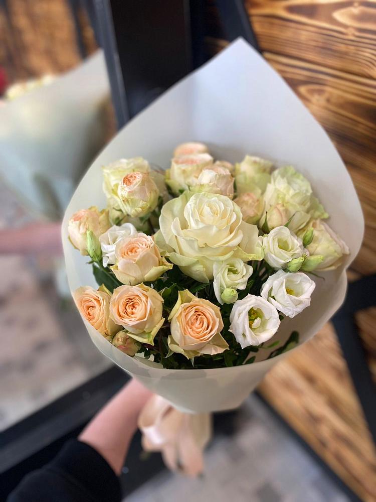 Букет цветов из: Розы и Лизиантусы в Москаленках